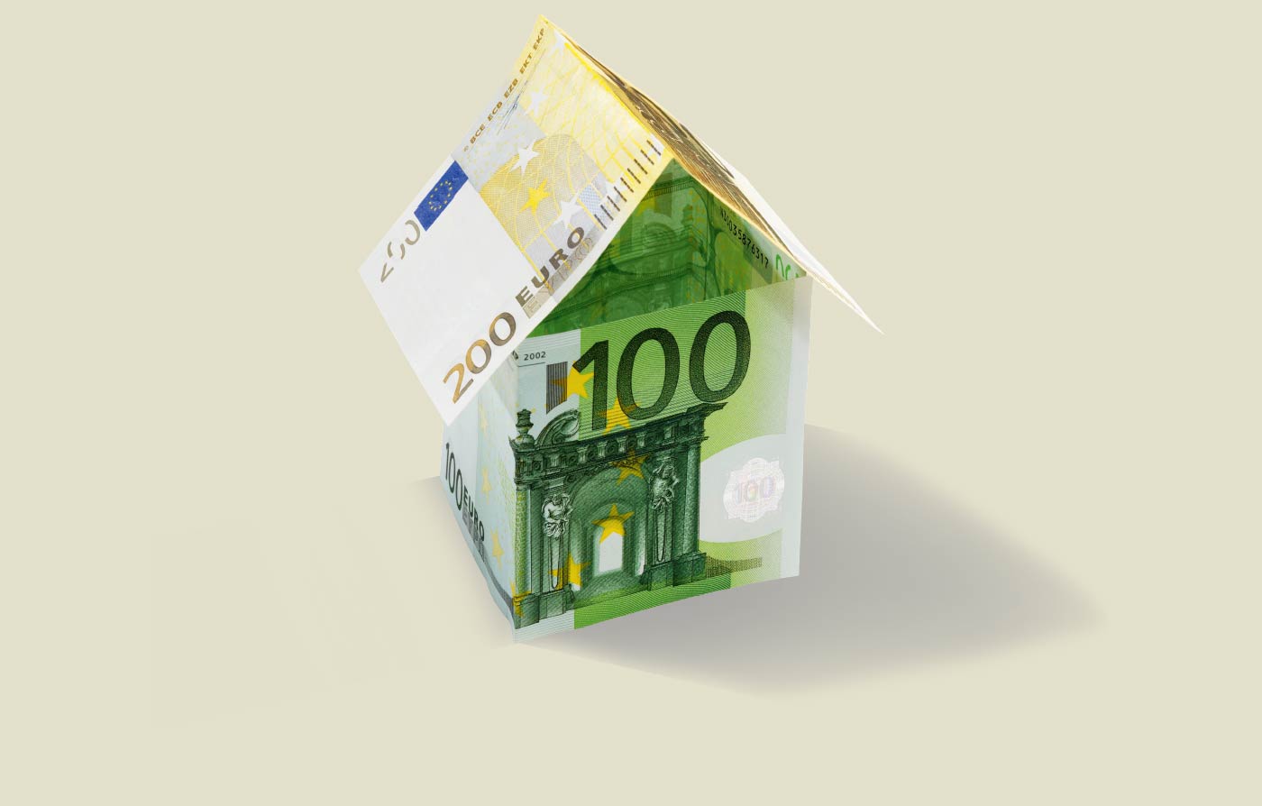 100-Euro-Scheine, die zu einem Haus mit Dach gefaltet sind.